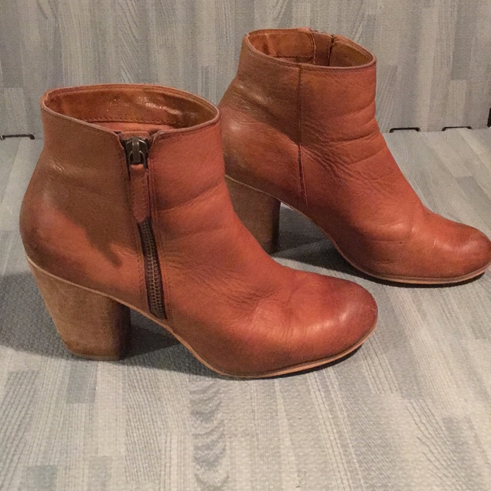 GUC Camel color zip bootie sz 8.5 from Nordstrom